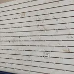 LOTE 567 - 01 PAINEL CANALETADO COM GANCHOS DE 1,72 X 2,75. (NO ESTADO) ATENÇÃO! FAZER A VISITAÇÃO ANTES DE ARREMATAR, NÃO SABEMOS SE FUNCIONA, LEILÃO NÃO TEM GARANTIA E NEM DEVOLUÇÃO, SUJEITO A POSSÍVEIS AVARIAS VISÍVEIS/OCULTAS E/OU AUSÊNCIA DE COMPONENTES.