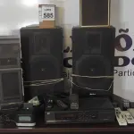 LOTE 585 - 01 TOCA FITA, 04 CAIXAS DE SOM DIVERSAS, 01 IHOME, 01 RÁDIO TRANSMISSOR E GRANDE QUANTIDADE DE CONTROLES REMOTO.  (NO ESTADO) ATENÇÃO! FAZER A VISITAÇÃO ANTES DE ARREMATAR, NÃO SABEMOS SE FUNCIONA, LEILÃO NÃO TEM GARANTIA E NEM DEVOLUÇÃO, SUJEITO A POSSÍVEIS AVARIAS VISÍVEIS/OCULTAS E/OU AUSÊNCIA DE COMPONENTES.