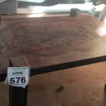 LOTE 576 - 01 MESA DE CENTRO DE MADEIRA COM DECORAÇÃO ENTALHADA.  (NO ESTADO) ATENÇÃO! FAZER A VISITAÇÃO ANTES DE ARREMATAR, NÃO SABEMOS SE FUNCIONA, LEILÃO NÃO TEM GARANTIA E NEM DEVOLUÇÃO, SUJEITO A POSSÍVEIS AVARIAS VISÍVEIS/OCULTAS E/OU AUSÊNCIA DE COMPONENTES.