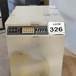 LOTE 326 - 01 NOBREAK SENOIDAL. NO ESTADO) ATENÇÃO! FAZER A VISITAÇÃO ANTES DE ARREMATAR, NÃO SABEMOS SE FUNCIONA, LEILÃO NÃO TEM GARANTIA E NEM DEVOLUÇÃO, SUJEITO A POSSÍVEIS AVARIAS VISÍVEIS/OCULTAS E/OU AUSÊNCIA DE COMPONENTES.