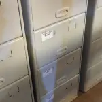 LOTE 323 - 01 ARQUIVO DE AÇO 04 GAVETAS. (NO ESTADO) ATENÇÃO! FAZER A VISITAÇÃO ANTES DE ARREMATAR, NÃO SABEMOS SE FUNCIONA, LEILÃO NÃO TEM GARANTIA E NEM DEVOLUÇÃO, SUJEITO A POSSÍVEIS AVARIAS VISÍVEIS/OCULTAS E/OU AUSÊNCIA DE COMPONENTES.