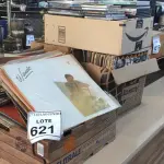 LOTE 621 - 01 LOTE COM GRANDE QUANTIDADE DE DISCOS DE VINIL, CD E DVD.  (NO ESTADO) ATENÇÃO! FAZER A VISITAÇÃO ANTES DE ARREMATAR, NÃO SABEMOS SE FUNCIONA, LEILÃO NÃO TEM GARANTIA E NEM DEVOLUÇÃO, SUJEITO A POSSÍVEIS AVARIAS VISÍVEIS/OCULTAS E/OU AUSÊNCIA DE COMPONENTES.