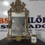 LOTE 589 - 01 ESPELHO EMOLDURADO COM LUMINÁRIAS.  (NO ESTADO) ATENÇÃO! FAZER A VISITAÇÃO ANTES DE ARREMATAR, NÃO SABEMOS SE FUNCIONA, LEILÃO NÃO TEM GARANTIA E NEM DEVOLUÇÃO, SUJEITO A POSSÍVEIS AVARIAS VISÍVEIS/OCULTAS E/OU AUSÊNCIA DE COMPONENTES.