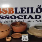 LOTE 610 - 02 PANELAS DE BARRO COM TAMPA, 01 PANELA DE MÁRMORE, 02 CINZEIROS DE BARRO E 01 PRATO DE BARRO.  (NO ESTADO) ATENÇÃO! FAZER A VISITAÇÃO ANTES DE ARREMATAR, NÃO SABEMOS SE FUNCIONA, LEILÃO NÃO TEM GARANTIA E NEM DEVOLUÇÃO, SUJEITO A POSSÍVEIS AVARIAS VISÍVEIS/OCULTAS E/OU AUSÊNCIA DE COMPONENTES.