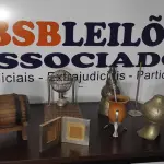 LOTE 606 - 01 TABULEIRO DE BINGO COM GLOBO, 01 CUIA DE CHIMARRÃO, 01 PORTA RETRATO, 01 BARRIL DE MADEIRA PEQUENO COM SUPORTE, 02 JARRAS DE METAL.  (NO ESTADO) ATENÇÃO! FAZER A VISITAÇÃO ANTES DE ARREMATAR, NÃO SABEMOS SE FUNCIONA, LEILÃO NÃO TEM GARANTIA E NEM DEVOLUÇÃO, SUJEITO A POSSÍVEIS AVARIAS VISÍVEIS/OCULTAS E/OU AUSÊNCIA DE COMPONENTES.