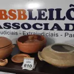 LOTE 610 - 02 PANELAS DE BARRO COM TAMPA, 01 PANELA DE MÁRMORE, 02 CINZEIROS DE BARRO E 01 PRATO DE BARRO.  (NO ESTADO) ATENÇÃO! FAZER A VISITAÇÃO ANTES DE ARREMATAR, NÃO SABEMOS SE FUNCIONA, LEILÃO NÃO TEM GARANTIA E NEM DEVOLUÇÃO, SUJEITO A POSSÍVEIS AVARIAS VISÍVEIS/OCULTAS E/OU AUSÊNCIA DE COMPONENTES.