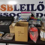 LOTE 593 - 01 LOTE COM 01 CASE PORTA CD E GRANDE QUANTIDADE DE CD, JOGOS E FITAS DIVERSAS.  (NO ESTADO) ATENÇÃO! FAZER A VISITAÇÃO ANTES DE ARREMATAR, NÃO SABEMOS SE FUNCIONA, LEILÃO NÃO TEM GARANTIA E NEM DEVOLUÇÃO, SUJEITO A POSSÍVEIS AVARIAS VISÍVEIS/OCULTAS E/OU AUSÊNCIA DE COMPONENTES.