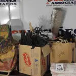 01 LOTE COM GRANDE QUANTIDADE DE CABIDES, MATERIAIS DECORATIVOS E 01 CARRINHO DE FEIRA.  (NO ESTADO) ATENÇÃO! FAZER A VISITAÇÃO ANTES DE ARREMATAR, NÃO SABEMOS SE FUNCIONA, LEILÃO NÃO TEM GARANTIA E NEM DEVOLUÇÃO, SUJEITO A POSSÍVEIS AVARIAS VISÍVEIS/OCULTAS E/OU AUSÊNCIA DE COMPONENTES.