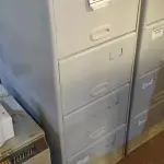 LOTE 325 - 01 ARQUIVO DE AÇO 04 GAVETAS. (NO ESTADO) ATENÇÃO! FAZER A VISITAÇÃO ANTES DE ARREMATAR, NÃO SABEMOS SE FUNCIONA, LEILÃO NÃO TEM GARANTIA E NEM DEVOLUÇÃO, SUJEITO A POSSÍVEIS AVARIAS VISÍVEIS/OCULTAS E/OU AUSÊNCIA DE COMPONENTES.