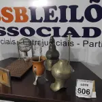 LOTE 606 - 01 TABULEIRO DE BINGO COM GLOBO, 01 CUIA DE CHIMARRÃO, 01 PORTA RETRATO, 01 BARRIL DE MADEIRA PEQUENO COM SUPORTE, 02 JARRAS DE METAL.  (NO ESTADO) ATENÇÃO! FAZER A VISITAÇÃO ANTES DE ARREMATAR, NÃO SABEMOS SE FUNCIONA, LEILÃO NÃO TEM GARANTIA E NEM DEVOLUÇÃO, SUJEITO A POSSÍVEIS AVARIAS VISÍVEIS/OCULTAS E/OU AUSÊNCIA DE COMPONENTES.