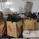 01 LOTE COM GRANDE QUANTIDADE DE CABIDES, MATERIAIS DECORATIVOS E 01 CARRINHO DE FEIRA.  (NO ESTADO) ATENÇÃO! FAZER A VISITAÇÃO ANTES DE ARREMATAR, NÃO SABEMOS SE FUNCIONA, LEILÃO NÃO TEM GARANTIA E NEM DEVOLUÇÃO, SUJEITO A POSSÍVEIS AVARIAS VISÍVEIS/OCULTAS E/OU AUSÊNCIA DE COMPONENTES.