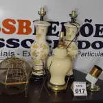 LOTE 617 - 03 ABAJURES, 01 PENDENTE DE VIDRO E 01 LUMINÁRIA.  (NO ESTADO) ATENÇÃO! FAZER A VISITAÇÃO ANTES DE ARREMATAR, NÃO SABEMOS SE FUNCIONA, LEILÃO NÃO TEM GARANTIA E NEM DEVOLUÇÃO, SUJEITO A POSSÍVEIS AVARIAS VISÍVEIS/OCULTAS E/OU AUSÊNCIA DE COMPONENTES.