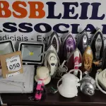 LOTE 050 - 10 FERROS DE PASSAR DE MARCAS E MODELOS DIVERSOS, 04 CHUVEIROS MODELOS DIVERSOS, 04 LUMINÁRIAS E 02 REFLETORES. (NO ESTADO) ATENÇÃO! FAZER A VISITAÇÃO ANTES DE ARREMATAR, NÃO SABEMOS SE FUNCIONA, LEILÃO NÃO TEM GARANTIA E NEM DEVOLUÇÃO, SUJEITO A POSSÍVEIS AVARIAS VISÍVEIS/OCULTAS E/OU AUSÊNCIA DE COMPONENTES.