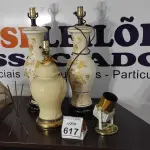 LOTE 617 - 03 ABAJURES, 01 PENDENTE DE VIDRO E 01 LUMINÁRIA.  (NO ESTADO) ATENÇÃO! FAZER A VISITAÇÃO ANTES DE ARREMATAR, NÃO SABEMOS SE FUNCIONA, LEILÃO NÃO TEM GARANTIA E NEM DEVOLUÇÃO, SUJEITO A POSSÍVEIS AVARIAS VISÍVEIS/OCULTAS E/OU AUSÊNCIA DE COMPONENTES.