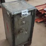 LOTE 630 - 01 COFRE.  (NO ESTADO) ATENÇÃO! FAZER A VISITAÇÃO ANTES DE ARREMATAR, NÃO SABEMOS SE FUNCIONA, LEILÃO NÃO TEM GARANTIA E NEM DEVOLUÇÃO, SUJEITO A POSSÍVEIS AVARIAS VISÍVEIS/OCULTAS E/OU AUSÊNCIA DE COMPONENTES.