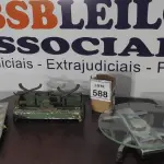 LOTE 588 - 02 BALANÇAS DIGITAIS E 01 BALANÇA ANTIGA SEM BANDEJA. (NO ESTADO) ATENÇÃO! FAZER A VISITAÇÃO ANTES DE ARREMATAR, NÃO SABEMOS SE FUNCIONA, LEILÃO NÃO TEM GARANTIA E NEM DEVOLUÇÃO, SUJEITO A POSSÍVEIS AVARIAS VISÍVEIS/OCULTAS E/OU AUSÊNCIA DE COMPONENTES.