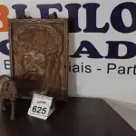LOTE 625 - 01 QUADRO ENTALHADO E 01 LEÃO DE MADEIRA.  (NO ESTADO) ATENÇÃO! FAZER A VISITAÇÃO ANTES DE ARREMATAR, NÃO SABEMOS SE FUNCIONA, LEILÃO NÃO TEM GARANTIA E NEM DEVOLUÇÃO, SUJEITO A POSSÍVEIS AVARIAS VISÍVEIS/OCULTAS E/OU AUSÊNCIA DE COMPONENTES.