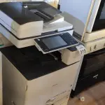 LOTE 315 - 01 COPIADORA MODELO MPC303 MARCA RICOH. (NO ESTADO) ATENÇÃO! FAZER A VISITAÇÃO ANTES DE ARREMATAR, NÃO SABEMOS SE FUNCIONA, LEILÃO NÃO TEM GARANTIA E NEM DEVOLUÇÃO, SUJEITO A POSSÍVEIS AVARIAS VISÍVEIS/OCULTAS E/OU AUSÊNCIA DE COMPONENTES.