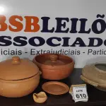 LOTE 610 - 02 PANELAS DE BARRO COM TAMPA, 01 PANELA DE MÁRMORE, 02 CINZEIROS DE BARRO E 01 PRATO DE BARRO.  (NO ESTADO) ATENÇÃO! FAZER A VISITAÇÃO ANTES DE ARREMATAR, NÃO SABEMOS SE FUNCIONA, LEILÃO NÃO TEM GARANTIA E NEM DEVOLUÇÃO, SUJEITO A POSSÍVEIS AVARIAS VISÍVEIS/OCULTAS E/OU AUSÊNCIA DE COMPONENTES.