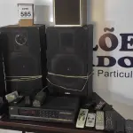 LOTE 585 - 01 TOCA FITA, 04 CAIXAS DE SOM DIVERSAS, 01 IHOME, 01 RÁDIO TRANSMISSOR E GRANDE QUANTIDADE DE CONTROLES REMOTO.  (NO ESTADO) ATENÇÃO! FAZER A VISITAÇÃO ANTES DE ARREMATAR, NÃO SABEMOS SE FUNCIONA, LEILÃO NÃO TEM GARANTIA E NEM DEVOLUÇÃO, SUJEITO A POSSÍVEIS AVARIAS VISÍVEIS/OCULTAS E/OU AUSÊNCIA DE COMPONENTES.