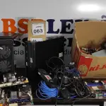 LOTE 063 - 01 CPU, 01 GABINETE VAZIO E 01 CAIXA COM GRANDE QUANTIDADE DE CABOS. (NO ESTADO) ATENÇÃO! FAZER A VISITAÇÃO ANTES DE ARREMATAR, NÃO SABEMOS SE FUNCIONA, LEILÃO NÃO TEM GARANTIA E NEM DEVOLUÇÃO, SUJEITO A POSSÍVEIS AVARIAS VISÍVEIS/OCULTAS E/OU AUSÊNCIA DE COMPONENTES.