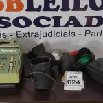 LOTE 624 - 01 CALCULADORA ANTIGA, 01 TRANSFORME DE BAIXA VOLTAGEM E 05 LÂMPADAS COLORIDAS.  (NO ESTADO) ATENÇÃO! FAZER A VISITAÇÃO ANTES DE ARREMATAR, NÃO SABEMOS SE FUNCIONA, LEILÃO NÃO TEM GARANTIA E NEM DEVOLUÇÃO, SUJEITO A POSSÍVEIS AVARIAS VISÍVEIS/OCULTAS E/OU AUSÊNCIA DE COMPONENTES.