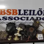 LOTE 614 - 01 LOTE COM VÁRIAS LUMINÁRIAS ANTIGAS DIVERSAS.  (NO ESTADO) ATENÇÃO! FAZER A VISITAÇÃO ANTES DE ARREMATAR, NÃO SABEMOS SE FUNCIONA, LEILÃO NÃO TEM GARANTIA E NEM DEVOLUÇÃO, SUJEITO A POSSÍVEIS AVARIAS VISÍVEIS/OCULTAS E/OU AUSÊNCIA DE COMPONENTES.