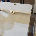 LOTE 318 - 01 MESA COM RODINHAS PARA COMPUTADOR NA COR BRANCA. (NO ESTADO) ATENÇÃO! FAZER A VISITAÇÃO ANTES DE ARREMATAR, NÃO SABEMOS SE FUNCIONA, LEILÃO NÃO TEM GARANTIA E NEM DEVOLUÇÃO, SUJEITO A POSSÍVEIS AVARIAS VISÍVEIS/OCULTAS E/OU AUSÊNCIA DE COMPONENTES.