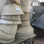 LOTE 639 - 17 CÚPULAS PARA ABAJUR, 01 BASE DE MESA CROMADA E 01 MESA DE FERRO.  (NO ESTADO) ATENÇÃO! FAZER A VISITAÇÃO ANTES DE ARREMATAR, NÃO SABEMOS SE FUNCIONA, LEILÃO NÃO TEM GARANTIA E NEM DEVOLUÇÃO, SUJEITO A POSSÍVEIS AVARIAS VISÍVEIS/OCULTAS E/OU AUSÊNCIA DE COMPONENTES.