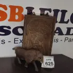 LOTE 625 - 01 QUADRO ENTALHADO E 01 LEÃO DE MADEIRA.  (NO ESTADO) ATENÇÃO! FAZER A VISITAÇÃO ANTES DE ARREMATAR, NÃO SABEMOS SE FUNCIONA, LEILÃO NÃO TEM GARANTIA E NEM DEVOLUÇÃO, SUJEITO A POSSÍVEIS AVARIAS VISÍVEIS/OCULTAS E/OU AUSÊNCIA DE COMPONENTES.