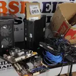 LOTE 063 - 01 CPU, 01 GABINETE VAZIO E 01 CAIXA COM GRANDE QUANTIDADE DE CABOS. (NO ESTADO) ATENÇÃO! FAZER A VISITAÇÃO ANTES DE ARREMATAR, NÃO SABEMOS SE FUNCIONA, LEILÃO NÃO TEM GARANTIA E NEM DEVOLUÇÃO, SUJEITO A POSSÍVEIS AVARIAS VISÍVEIS/OCULTAS E/OU AUSÊNCIA DE COMPONENTES.