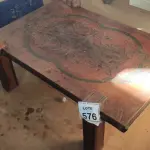 LOTE 576 - 01 MESA DE CENTRO DE MADEIRA COM DECORAÇÃO ENTALHADA.  (NO ESTADO) ATENÇÃO! FAZER A VISITAÇÃO ANTES DE ARREMATAR, NÃO SABEMOS SE FUNCIONA, LEILÃO NÃO TEM GARANTIA E NEM DEVOLUÇÃO, SUJEITO A POSSÍVEIS AVARIAS VISÍVEIS/OCULTAS E/OU AUSÊNCIA DE COMPONENTES.