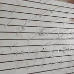 LOTE 567 - 01 PAINEL CANALETADO COM GANCHOS DE 1,72 X 2,75. (NO ESTADO) ATENÇÃO! FAZER A VISITAÇÃO ANTES DE ARREMATAR, NÃO SABEMOS SE FUNCIONA, LEILÃO NÃO TEM GARANTIA E NEM DEVOLUÇÃO, SUJEITO A POSSÍVEIS AVARIAS VISÍVEIS/OCULTAS E/OU AUSÊNCIA DE COMPONENTES.