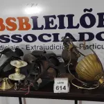 LOTE 614 - 01 LOTE COM VÁRIAS LUMINÁRIAS ANTIGAS DIVERSAS.  (NO ESTADO) ATENÇÃO! FAZER A VISITAÇÃO ANTES DE ARREMATAR, NÃO SABEMOS SE FUNCIONA, LEILÃO NÃO TEM GARANTIA E NEM DEVOLUÇÃO, SUJEITO A POSSÍVEIS AVARIAS VISÍVEIS/OCULTAS E/OU AUSÊNCIA DE COMPONENTES.