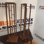 LOTE 070 - 02 SUPORTES DE FERRO PARA CASTIÇAL. (NO ESTADO) ATENÇÃO! FAZER A VISITAÇÃO ANTES DE ARREMATAR, NÃO SABEMOS SE FUNCIONA, LEILÃO NÃO TEM GARANTIA E NEM DEVOLUÇÃO, SUJEITO A POSSÍVEIS AVARIAS VISÍVEIS/OCULTAS E/OU AUSÊNCIA DE COMPONENTES.
