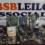 LOTE 043 - 01 LOTE COM VÁRIAS PLACAS MÃE MODELOS DIVERSOS. (NO ESTADO) ATENÇÃO! FAZER A VISITAÇÃO ANTES DE ARREMATAR, NÃO SABEMOS SE FUNCIONA, LEILÃO NÃO TEM GARANTIA E NEM DEVOLUÇÃO, SUJEITO A POSSÍVEIS AVARIAS VISÍVEIS/OCULTAS E/OU AUSÊNCIA DE COMPONENTES.