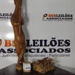 LOTE 595 - 01 ESCULTURA DE MADEIRA COM 1,30M.  (NO ESTADO) ATENÇÃO! FAZER A VISITAÇÃO ANTES DE ARREMATAR, NÃO SABEMOS SE FUNCIONA, LEILÃO NÃO TEM GARANTIA E NEM DEVOLUÇÃO, SUJEITO A POSSÍVEIS AVARIAS VISÍVEIS/OCULTAS E/OU AUSÊNCIA DE COMPONENTES.