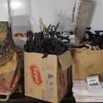 01 LOTE COM GRANDE QUANTIDADE DE CABIDES, MATERIAIS DECORATIVOS E 01 CARRINHO DE FEIRA.  (NO ESTADO) ATENÇÃO! FAZER A VISITAÇÃO ANTES DE ARREMATAR, NÃO SABEMOS SE FUNCIONA, LEILÃO NÃO TEM GARANTIA E NEM DEVOLUÇÃO, SUJEITO A POSSÍVEIS AVARIAS VISÍVEIS/OCULTAS E/OU AUSÊNCIA DE COMPONENTES.