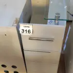 LOTE 316 - 01 ARMÁRIO EM MADEIRA E AÇO E 01 BALCÃO PARA CAIXA. (NO ESTADO) ATENÇÃO! FAZER A VISITAÇÃO ANTES DE ARREMATAR, NÃO SABEMOS SE FUNCIONA, LEILÃO NÃO TEM GARANTIA E NEM DEVOLUÇÃO, SUJEITO A POSSÍVEIS AVARIAS VISÍVEIS/OCULTAS E/OU AUSÊNCIA DE COMPONENTES.