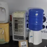 LOTE 026 - 03 BEBEDOUROS TIPO GARRAFÃO E 01 CLIMATIZADOR. (NO ESTADO) ATENÇÃO! FAZER A VISITAÇÃO ANTES DE ARREMATAR, NÃO SABEMOS SE FUNCIONA. LEILÃO NÃO TEM GARANTIA E NEM DEVOLUÇÃO, SUJEITO A POSSÍVEIS AVARIAS VISÍVEIS/OCULTAS E/OU AUSÊNCIA DE COMPONENTES.