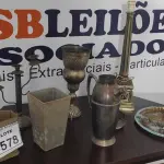 LOTE 578 - 01 ABAJUR, 01 CASTIÇAL, 01 JARRA 01 TAÇA, 01 CINZEIRO COM TAMPA E 01 BANDEJA, TODOS MATERIAIS ANTIGOS.  (NO ESTADO) ATENÇÃO! FAZER A VISITAÇÃO ANTES DE ARREMATAR, NÃO SABEMOS SE FUNCIONA, LEILÃO NÃO TEM GARANTIA E NEM DEVOLUÇÃO, SUJEITO A POSSÍVEIS AVARIAS VISÍVEIS/OCULTAS E/OU AUSÊNCIA DE COMPONENTES.