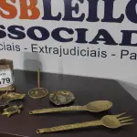 LOTE 579 - 01 CONCHA, 01 PEGADOR, 03 CINZEIROS E 01 TAMPA, TODOS MATERIAIS ANTIGOS DECORADOS.  (NO ESTADO) ATENÇÃO! FAZER A VISITAÇÃO ANTES DE ARREMATAR, NÃO SABEMOS SE FUNCIONA, LEILÃO NÃO TEM GARANTIA E NEM DEVOLUÇÃO, SUJEITO A POSSÍVEIS AVARIAS VISÍVEIS/OCULTAS E/OU AUSÊNCIA DE COMPONENTES.