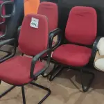 LOTE 494 - 03 CADEIRAS DE ESCRITÓRIO PÉS FIXOS TECIDO NA COR VERMELHO. (NO ESTADO) ATENÇÃO! FAZER A VISITAÇÃO ANTES DE ARREMATAR, NÃO SABEMOS SE FUNCIONA, LEILÃO NÃO TEM GARANTIA E NEM DEVOLUÇÃO, SUJEITO A POSSÍVEIS AVARIAS VISÍVEIS/OCULTAS E/OU AUSÊNCIA DE COMPONENTES.