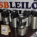 LOTE 097 - 08 GARRAFAS TÉRMICAS EM INOX. (NO ESTADO) ATENÇÃO! FAZER A VISITAÇÃO ANTES DE ARREMATAR, NÃO SABEMOS SE FUNCIONA, LEILÃO NÃO TEM GARANTIA E NEM DEVOLUÇÃO, SUJEITO A POSSÍVEIS AVARIAS VISÍVEIS/OCULTAS E/OU AUSÊNCIA DE COMPONENTES.