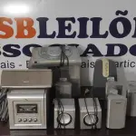 LOTE 587 - 01 HOME TEACHER COM 08 CAIXAS E CONTROLE MARCA PHILIPS, 01 TOCA CD COM 02 CAIXAS E 01 CAIXA DE SOM PARA PC.  (NO ESTADO) ATENÇÃO! FAZER A VISITAÇÃO ANTES DE ARREMATAR, NÃO SABEMOS SE FUNCIONA, LEILÃO NÃO TEM GARANTIA E NEM DEVOLUÇÃO, SUJEITO A POSSÍVEIS AVARIAS VISÍVEIS/OCULTAS E/OU AUSÊNCIA DE COMPONENTES.