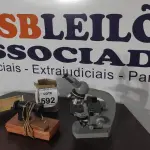 LOTE 592 - 01 MICROSCÓPIO, 01 MINI MÁQUINA DE COSTURA E 01 JOGO DE ALFABETO.  (NO ESTADO) ATENÇÃO! FAZER A VISITAÇÃO ANTES DE ARREMATAR, NÃO SABEMOS SE FUNCIONA, LEILÃO NÃO TEM GARANTIA E NEM DEVOLUÇÃO, SUJEITO A POSSÍVEIS AVARIAS VISÍVEIS/OCULTAS E/OU AUSÊNCIA DE COMPONENTES.