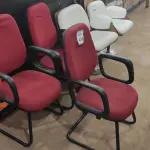 LOTE 494 - 03 CADEIRAS DE ESCRITÓRIO PÉS FIXOS TECIDO NA COR VERMELHO. (NO ESTADO) ATENÇÃO! FAZER A VISITAÇÃO ANTES DE ARREMATAR, NÃO SABEMOS SE FUNCIONA, LEILÃO NÃO TEM GARANTIA E NEM DEVOLUÇÃO, SUJEITO A POSSÍVEIS AVARIAS VISÍVEIS/OCULTAS E/OU AUSÊNCIA DE COMPONENTES.