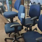 LOTE 533 - 04 CADEIRAS GIRADORAS PARA ESCRITÓRIO SENDO 01 CADEIRA CAIXA. (NO ESTADO) ATENÇÃO! FAZER A VISITAÇÃO ANTES DE ARREMATAR, NÃO SABEMOS SE FUNCIONA, LEILÃO NÃO TEM GARANTIA E NEM DEVOLUÇÃO, SUJEITO A POSSÍVEIS AVARIAS VISÍVEIS/OCULTAS E/OU AUSÊNCIA DE COMPONENTES.