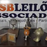 LOTE 606 - 01 TABULEIRO DE BINGO COM GLOBO, 01 CUIA DE CHIMARRÃO, 01 PORTA RETRATO, 01 BARRIL DE MADEIRA PEQUENO COM SUPORTE, 02 JARRAS DE METAL.  (NO ESTADO) ATENÇÃO! FAZER A VISITAÇÃO ANTES DE ARREMATAR, NÃO SABEMOS SE FUNCIONA, LEILÃO NÃO TEM GARANTIA E NEM DEVOLUÇÃO, SUJEITO A POSSÍVEIS AVARIAS VISÍVEIS/OCULTAS E/OU AUSÊNCIA DE COMPONENTES.