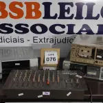 LOTE 076 - 01 MESA DE SOM, 02 TOCA FITAS E 01 RECEPTOR ESTÉREO MARCA AKAI. (NO ESTADO) ATENÇÃO! FAZER A VISITAÇÃO ANTES DE ARREMATAR, NÃO SABEMOS SE FUNCIONA, LEILÃO NÃO TEM GARANTIA E NEM DEVOLUÇÃO, SUJEITO A POSSÍVEIS AVARIAS VISÍVEIS/OCULTAS E/OU AUSÊNCIA DE COMPONENTES.